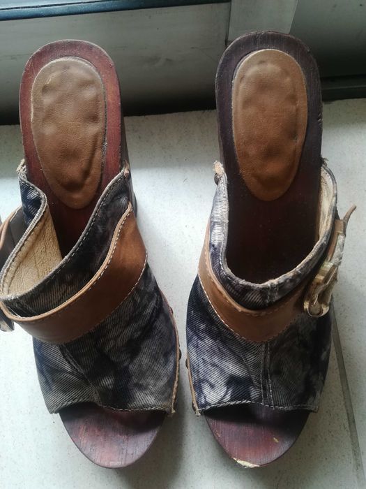 Sandálias de madeira