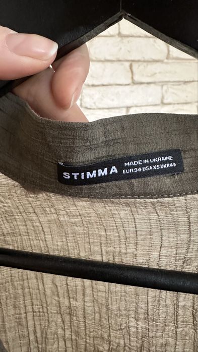 Блуза в кольорі хакі.