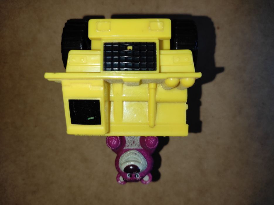 Miś Tuliś z filmu Toy Story w żółtym autku.
Zabawka kompletna, sprawna