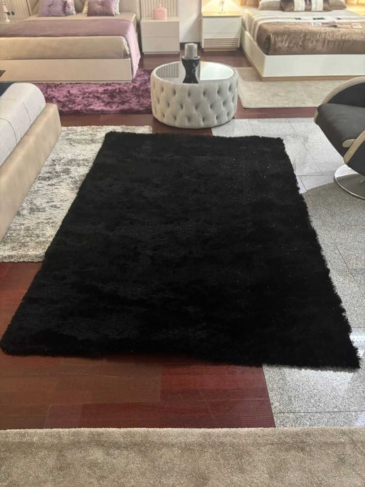 Carpete Preta e detalhes cinza