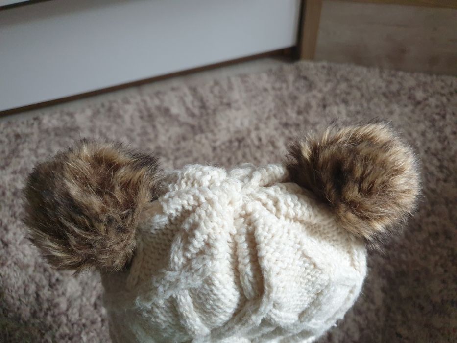 Kremowa czapka z pomponami , zimowa, ocieplana 6-12 miesiecy