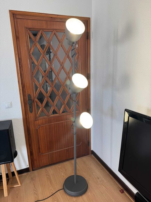 Candeeiro de Pé IKEA HEKTAR com 3 Spots – Cinza Escuro – Novo