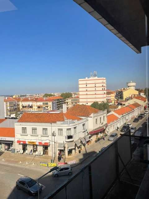 Arrenda-se Escritório no Centro Comercial da Cruz de Pau