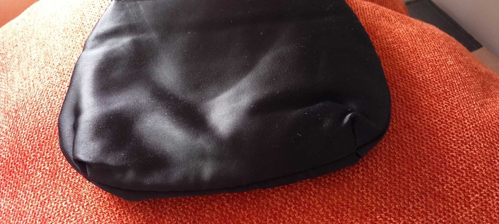 Clutch básica/ essencial cetim preto com laço