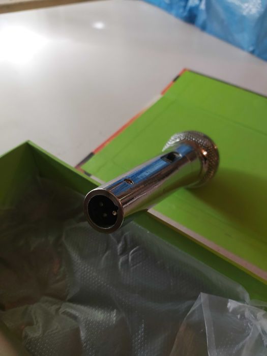 Microfone de mão modelo CM-728 da marca RLAKY