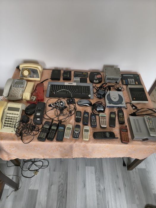 Stary telefon , kalkulator, zasilacz , dvd , casio