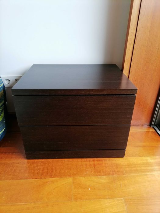 Cama de casal castanho wengue da Antarte e mesinhas de cabeceira