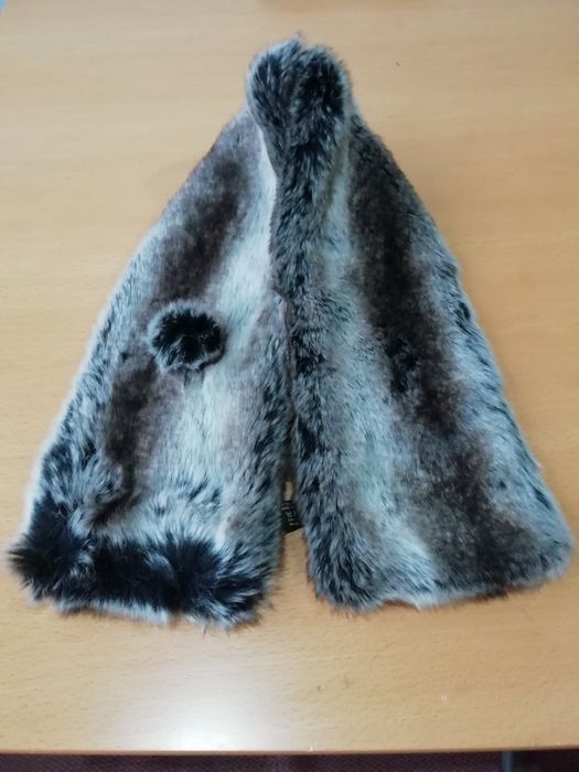 Estolas/golas em material sintético.