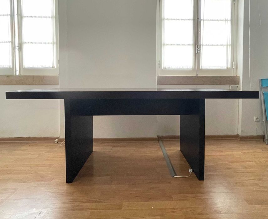 Mesa e Estante preta da Habitat