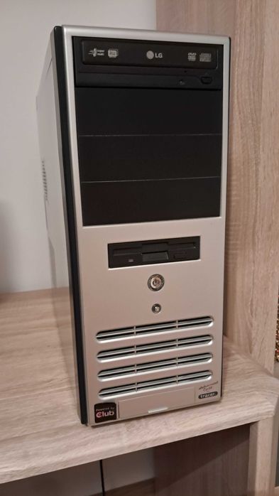 Sprzedam komputer stacjonarny.