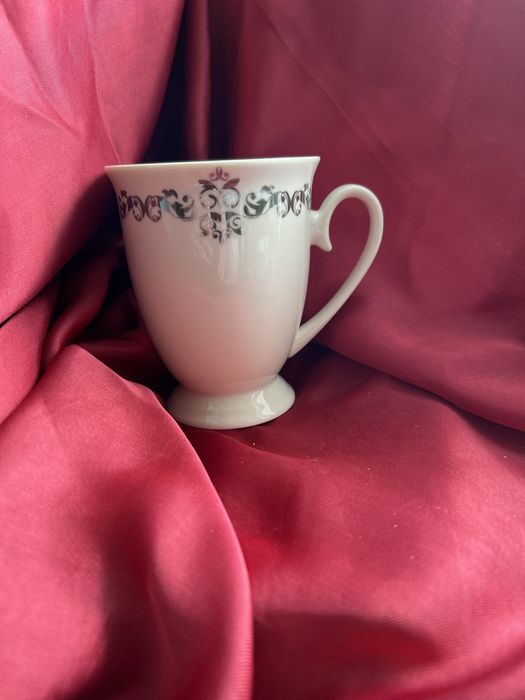 Biały kubek ze srebrnym wzorem Ambition