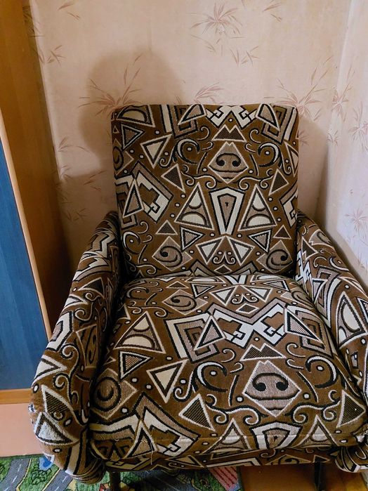 Крісло велюрове для відпочинку на ніжках.