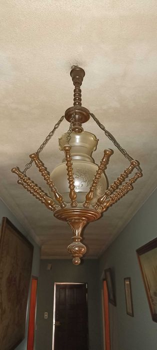 Candeeiro de teto vintage em madeira em bom estado