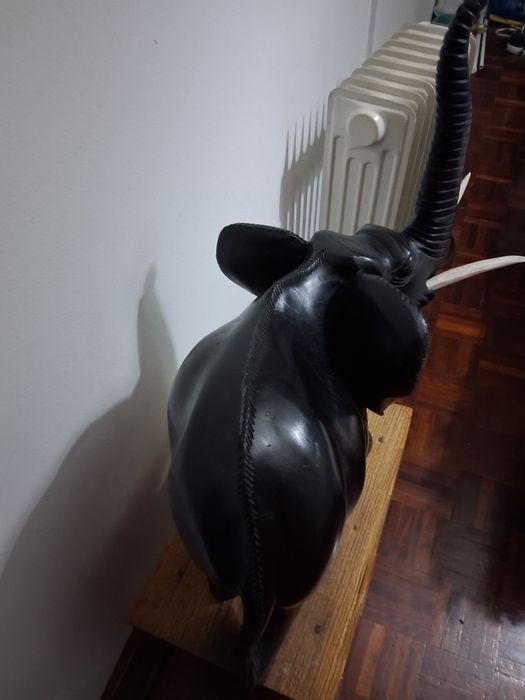 Elefante de pau preto