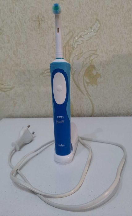Электрическая зубная щетка Braun Oral-B Vitality Precision Clean/D12