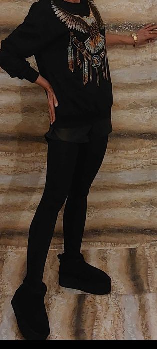 Przepiękna bluza bogato zdobiona brylancikami z motywem ptaka