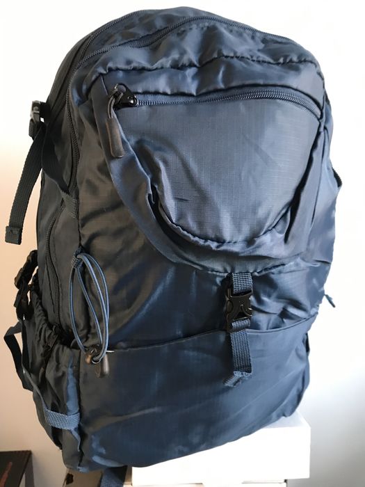 Plecak niebieski trekkingowy 25 l, regulacja objętości, rzep na bukłak