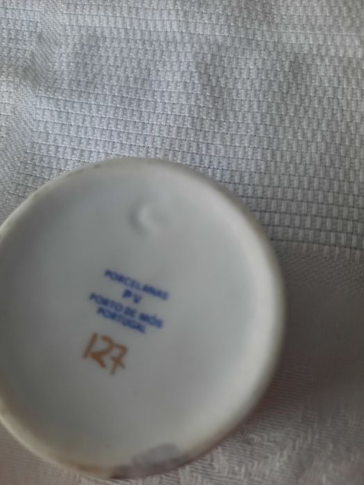 Pequena caixinha decorada a ouro de lei