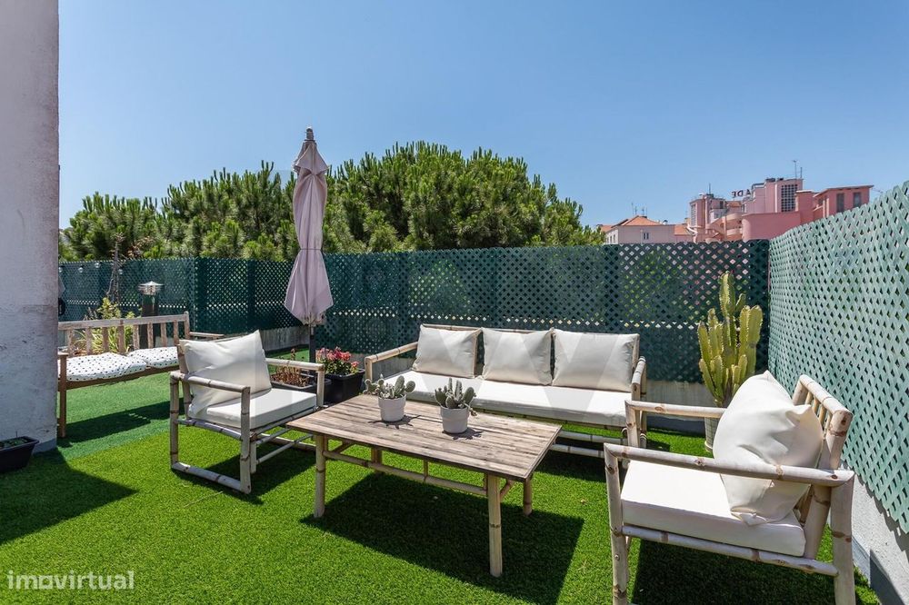 Apartamento T3 com sótão e terraço de utilização exclusiva - Av. de Ma