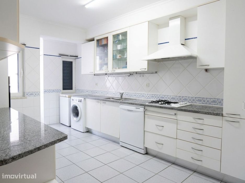 Fantástico T2 + Garagem na Quinta do Anjo!