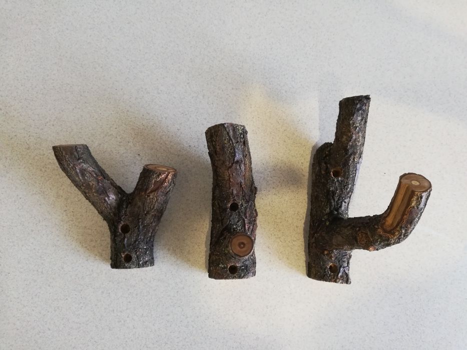 Деревянная вешалка на два крючка