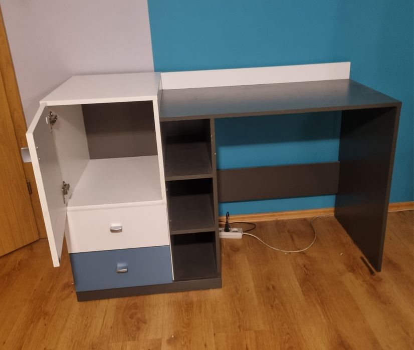 Zestaw mebli młodzieżowych po dziewczynie.