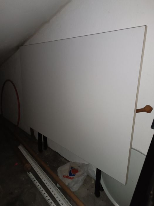 Mesa de desenho com tampo inclinável.