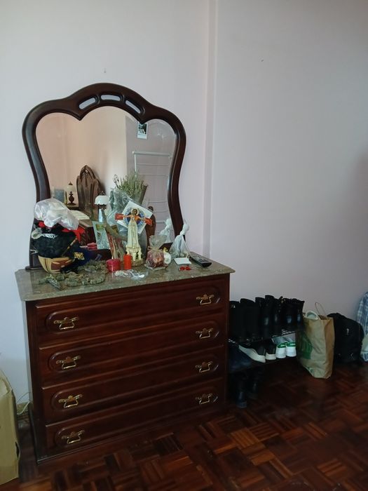 Cama, cómoda e bancas de cabeceira