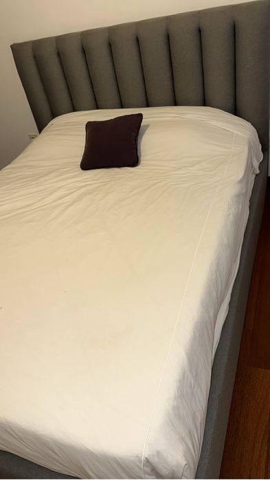 Cama com bau.  160 por 200   Vai com colchao    Tem que desamontar ?