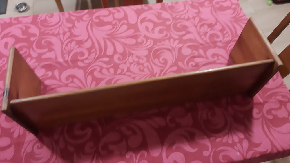 Prateleiras em pinho mel