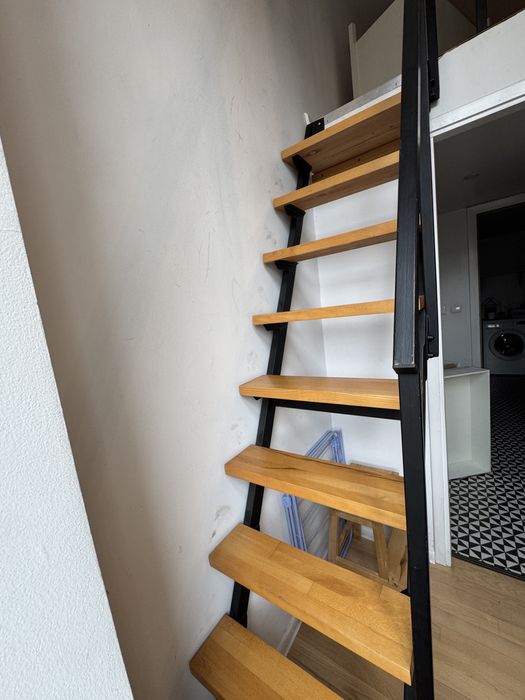 Schody metalowe loftowe z drewnianymi stopniami