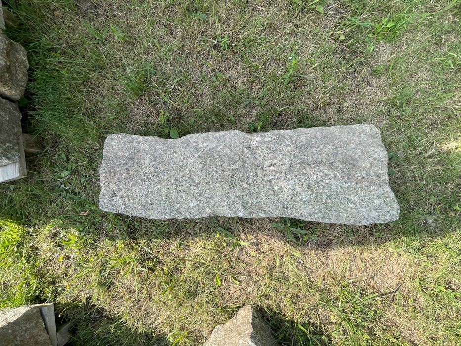 Krawężnik granitowy z dawnej drogi