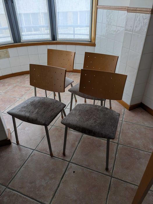 Mesa de sala de jantar e 4 cadeiras