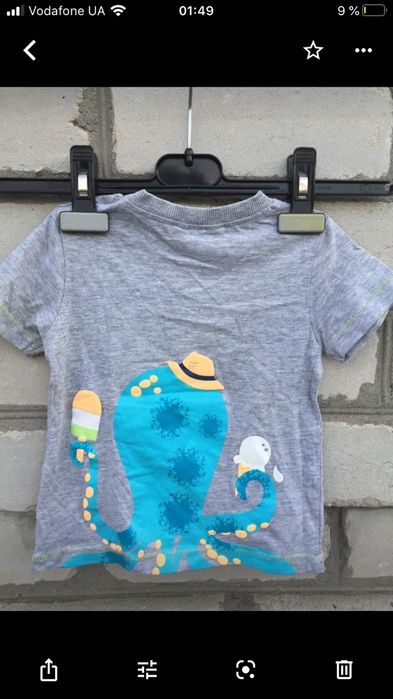 Крутая стильная серая футболка с голубым осминогом в очках от M&Co