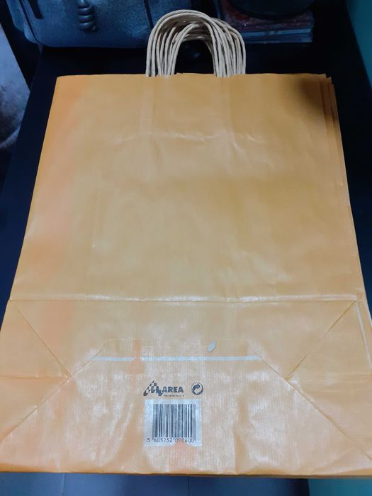 Saco de papel com asa torcida