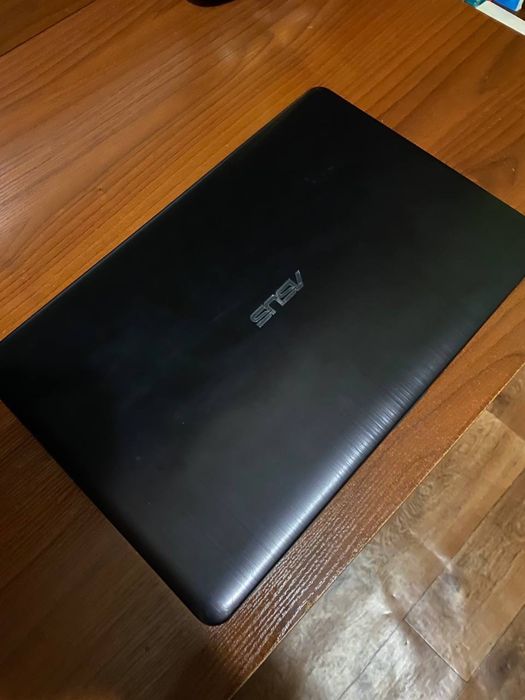 Laptop ASUS X540Y AMD, SSD 512 GB, RAM 4 GB, dobry stan