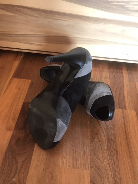 Czółenka z odkrytym palcem na szpilce-szare Zara