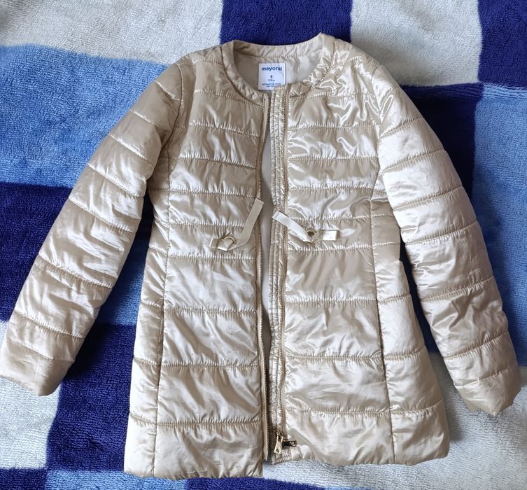 Dziewczęca jasno złota kurtka marki Mayoral