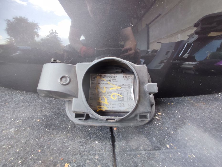 Кришка бензобаку зовнішня АУДІ А6 С6  2.7 ТДІ