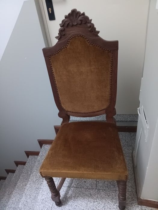 Mesas de cabeceira e uma cadeira