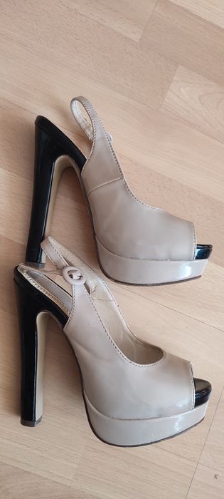 Sandałki na obcasie