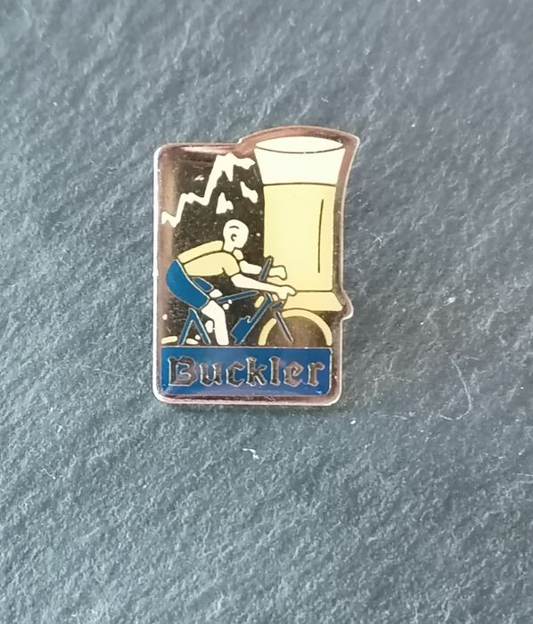 Pin da cerveja Buckler produzida nos Países Baixos pela Heineken