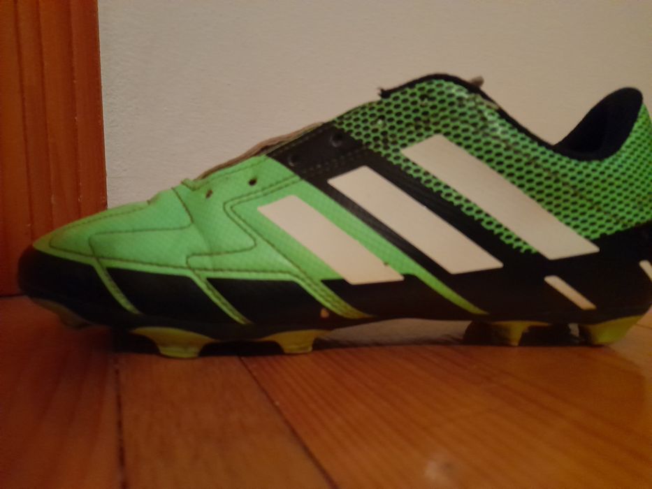 Футбольне взуття.