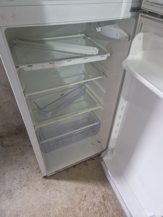 Frigorífico de duas portas a trabalhar