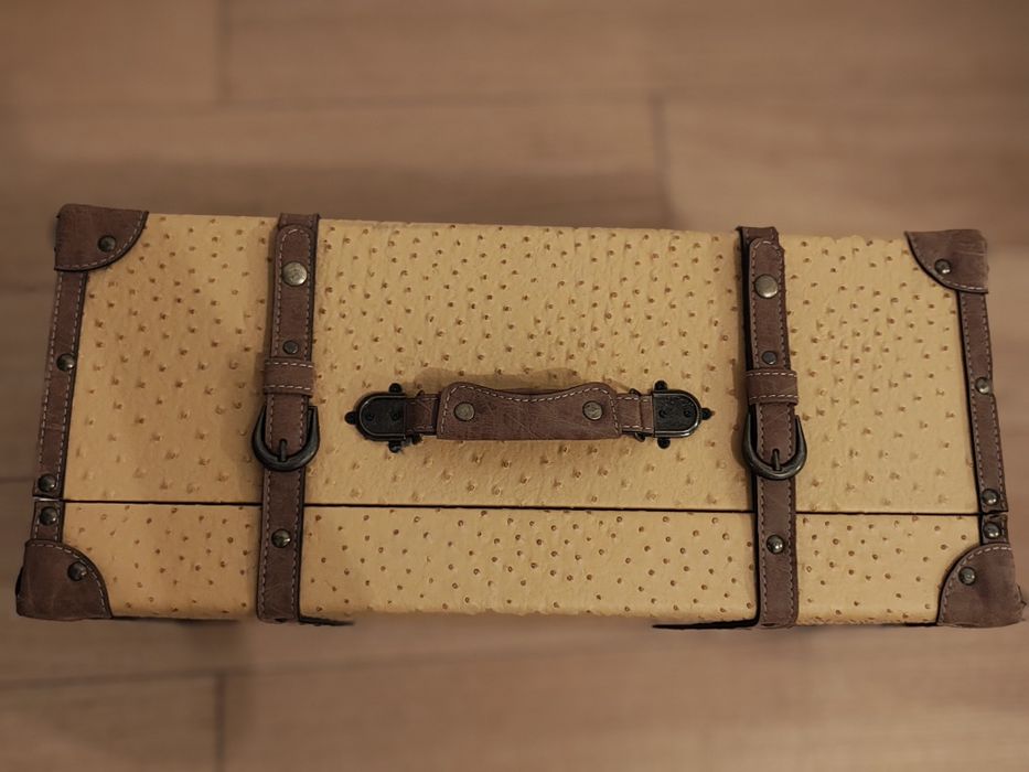 Baú castanho estilo mala vintage