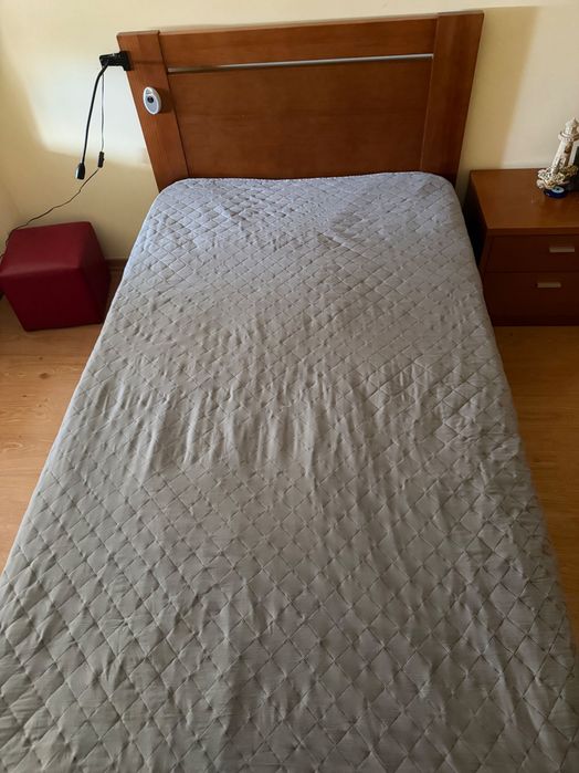 Cama de corpo e meio com estrado – 50 €