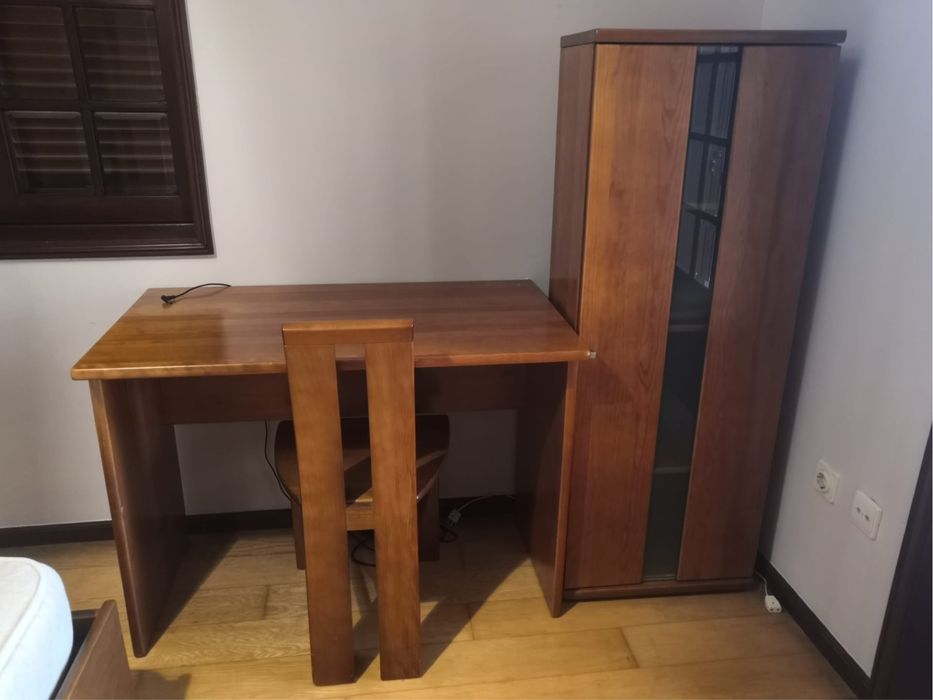 Secretária e cadeira / módulo com prateleiras - Cerne