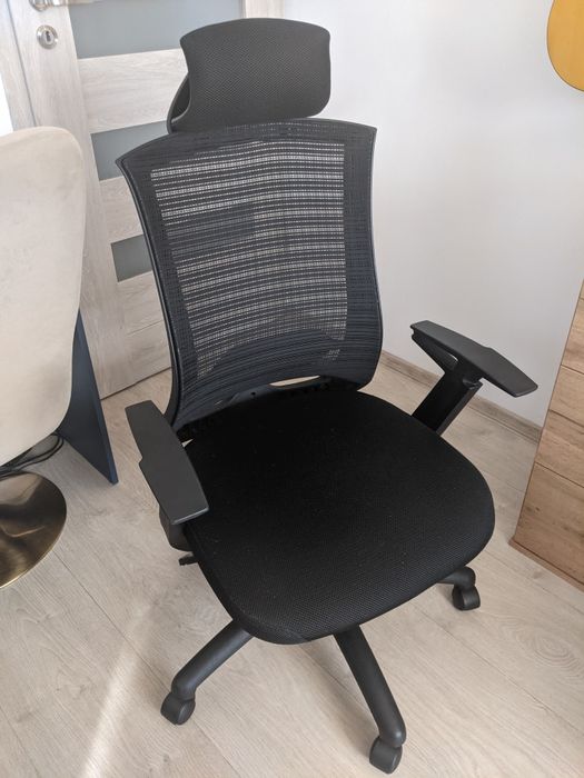 Krzesło biurowe obrotowe na kółkach czarne Mitto z Agata meble