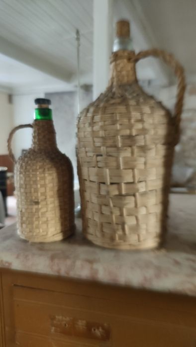 Conjunto de garrafas e garrafões empalhados