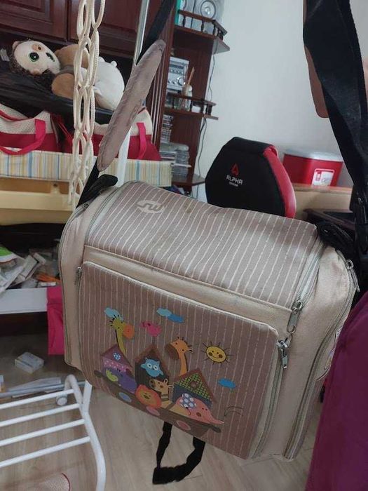 Mala/assento/termo/cadeira/muda fraldas. Faz todas estas funções.